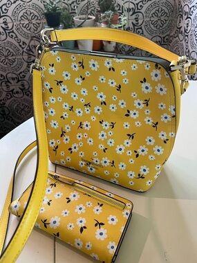 Kate Spade Darcy bucket bag and wallet
Yellow floral